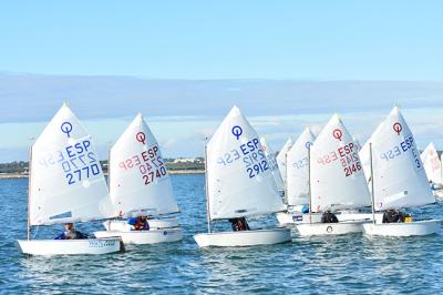 Isla Canela acoge la primera regata clasificatoria de la clase Optimist