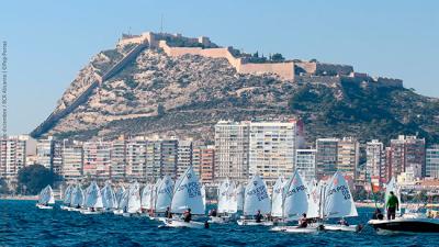 Jacek Malinowski y Natalia Moreno se ponen al frente de los Optimist en Alicante