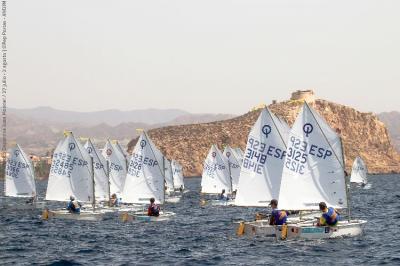 Jaime Ayarza y Marisa Alexandra Vicens, nuevos líderes del Nacional de Optimist Jaime Ayarza y Marisa Alexandra Vicens, nuevos líderes del Nacional de Optimist