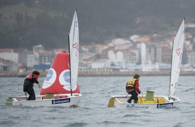 Jesús Fernández a la cabeza del Trofeo de Optimist de Riveira Jesús Fernández a la cabeza del Trofeo de Optimist de Riveira
