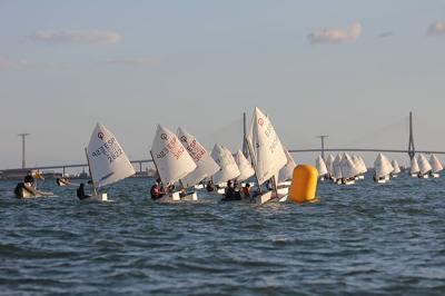 José Manuel Cuellar, Mar Infante, José Antonio Frías, Elena Delgado, Arturo Arauz y María Castillo se reparten las copas autonómicas de Optimist José Manuel Cuellar, Mar Infante, José Antonio Frías, Elena Delgado, Arturo Arauz y María Castillo se reparten las copas autonómicas de Optimist