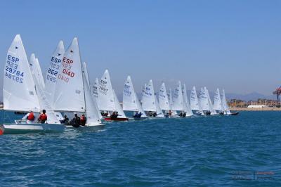 José María Guerrero y Francisco Martín-Lagos levantan la copa autonómica de Snipe en aguas almerienses. José María Guerrero y Francisco Martín-Lagos levantan la copa autonómica de Snipe en aguas almerienses.