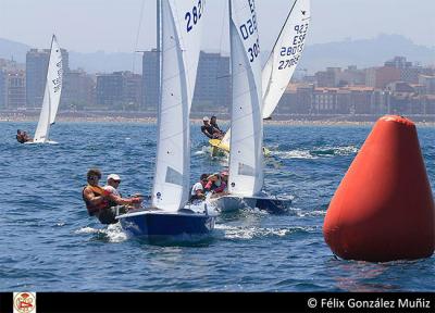 José Palacio y Alberto Suárez en Snipe, primeros líderes del Trofeo de Otoño de Vela Ligera del RC Astur de Regatas. José Palacio y Alberto Suárez en Snipe, primeros líderes del Trofeo de Otoño de Vela Ligera del RC Astur de Regatas.