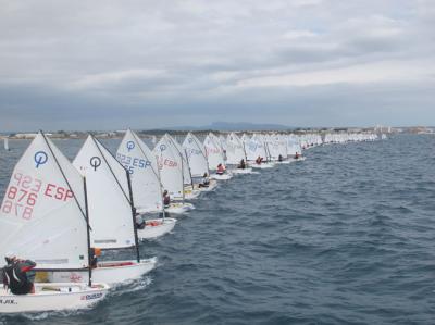 Juan Manuel Calafell sella una excelente actuación en la V Setmana de Vela y es líder provisional de la clase Optimist Juan Manuel Calafell sella una excelente actuación en la V Setmana de Vela y es líder provisional de la clase Optimist