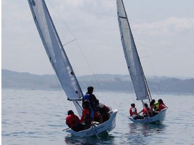 La “1ª liga match race de omega Náutico de Ares” llega a la fase final de la primera ronda clasificatoria.