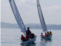 La “1ª liga match race de omega Náutico de Ares” llega a la fase final de la primera ronda clasificatoria.