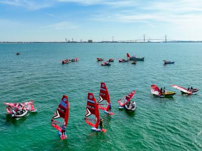 La ausencia de viento impide el segundo asalto al ‘International iQFOil Games Andalucía Bahía de Cádiz’ La ausencia de viento impide el segundo asalto al ‘International iQFOil Games Andalucía Bahía de Cádiz’