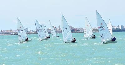 La bahía de Cádiz acoge desde el viernes la Copa de España de ILCA 7 con regatistas de seis comunidades autónomas La bahía de Cádiz acoge desde el viernes la Copa de España de ILCA 7 con regatistas de seis comunidades autónomas