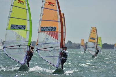 La bahía de Cádiz acoge una nueva prueba nacional con el windsurf como protagonista La bahía de Cádiz acoge una nueva prueba nacional con el windsurf como protagonista