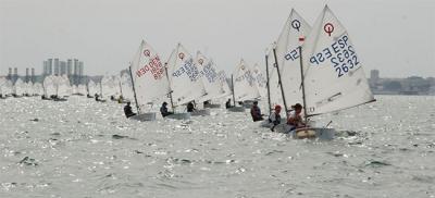 La bahía de Cádiz celebra la Hispanidad en sus aguas