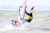 La bahía de Cádiz desafía a los regatistas con otra jornada extrema en los iQFOil Games Cádiz 2025