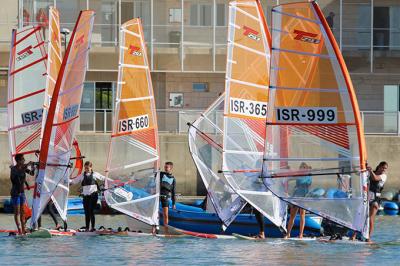 La bahía de Cádiz recibe con sus mejores galas a los participantes en el mundial de Techno 293 en la jornada de entreno