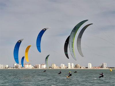 La bahía de Cádiz regala una gran jornada de estreno en el Campeonato de España de Fórmula Kite La bahía de Cádiz regala una gran jornada de estreno en el Campeonato de España de Fórmula Kite