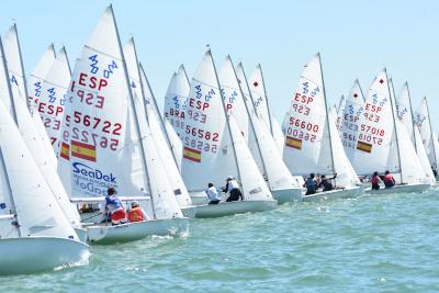 La bahía de Cádiz se muestra juguetona con poco viento en el arranque del Campeonato de España de 420 La bahía de Cádiz se muestra juguetona con poco viento en el arranque del Campeonato de España de 420
