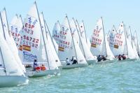 La bahía de Cádiz se muestra juguetona con poco viento en el arranque del Campeonato de España de 420