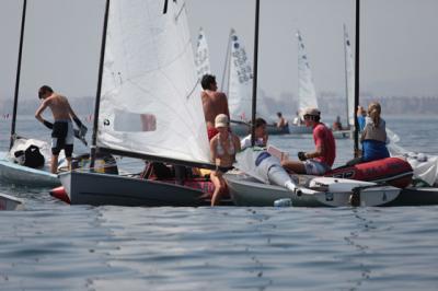La falta de viento chafa el primer día del Mundial Femenino de Snipe y del Nacional de Europa La falta de viento chafa el primer día del Mundial Femenino de Snipe y del Nacional de Europa
