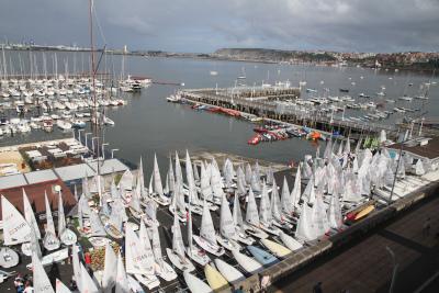 La falta de viento condiciona el inicio del XXXIV Trofeo Escuela de Vela José Luis de Ugarte-Fashion Outlet La falta de viento condiciona el inicio del XXXIV Trofeo Escuela de Vela José Luis de Ugarte-Fashion Outlet