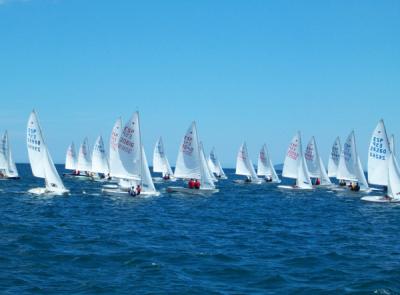 La Flota de Snipe de Cádiz inaugura su liga con el viento como invitado