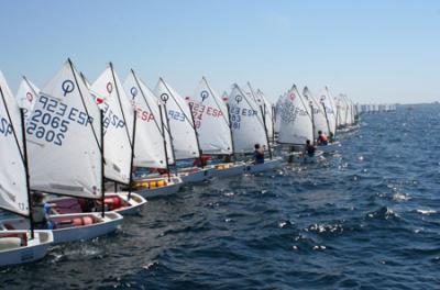 La ibicenca Raquel Alandete y Jaume Gomila, líderes provisionales del Trofeo Illes Balears de Láser 4.7 y Láser Standard