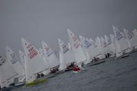 La lluvia se lleva el viento y chafa la primera jornada del Trofeo SM El Rey-71 Regata de Invierno