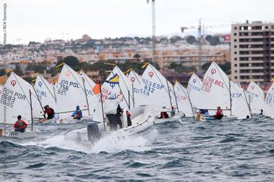 La meteorología condiciona el arranque del Trofeo Euromarina Optimist Torrevieja La meteorología condiciona el arranque del Trofeo Euromarina Optimist Torrevieja