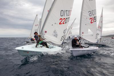 La niebla y el poco viento condicionaron la Copa España ILCA 6 en el Abra La niebla y el poco viento condicionaron la Copa España ILCA 6 en el Abra
