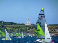 La primera regata de la serie final ratifica el liderato británico. Los españoles pinchan.