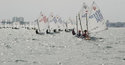 La quinta edición del trofeo de la Hispanidad reúne este fin de semana a 150 regatistas de la clase Optimist La quinta edición del trofeo de la Hispanidad reúne este fin de semana a 150 regatistas de la clase Optimist