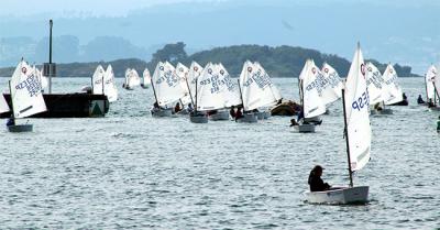 La Semana Galega da Vela arranca en Vilagarcía con dominio de regatistas del Náutico de Vigo en 420 y del Náutico de Sanxenxo en Optimist La Semana Galega da Vela arranca en Vilagarcía con dominio de regatistas del Náutico de Vigo en 420 y del Náutico de Sanxenxo en Optimist