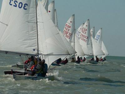 La tripulación gaditana de Nacho Castañeda y Félix Bolaños levanta la Copa de Andalucía de Snipe en la bahía de Cádiz La tripulación gaditana de Nacho Castañeda y Félix Bolaños levanta la Copa de Andalucía de Snipe en la bahía de Cádiz