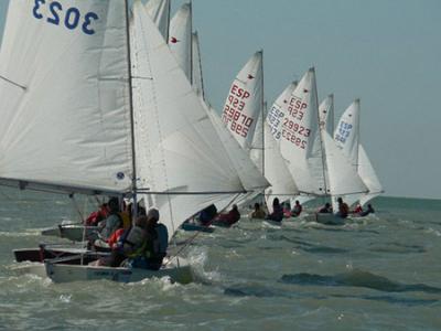 La tripulación gaditana de Nacho Castañeda y Félix Bolaños levanta la Copa de Andalucía de Snipe en la bahía de Cádiz