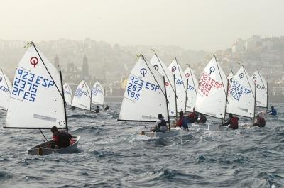 Las catalanes Rondeau y Gelpí y el canario Naranjo, primero líderes del 30 Trofeo AECIO de la clase Optimist Las catalanes Rondeau y Gelpí y el canario Naranjo, primero líderes del 30 Trofeo AECIO de la clase Optimist