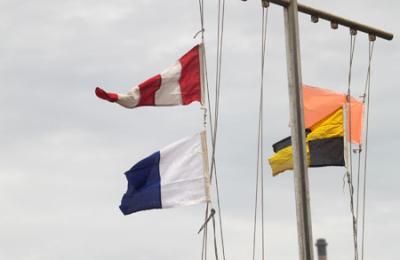 Las duras condiciones de viento dejan en tierra a los participantes en la Copa de España de Laser 4.7