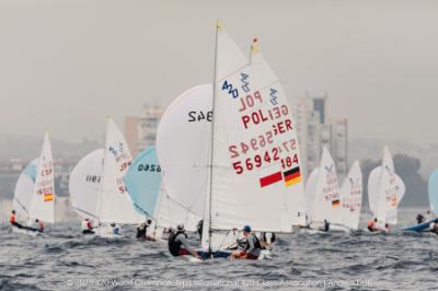 Las españolas María Perelló y Marta Cardona y las griegas Iakovina Kerkezou y Danae Giannouli son las primeras líderes del Mundial de 420 en Alicante Las españolas María Perelló y Marta Cardona y las griegas Iakovina Kerkezou y Danae Giannouli son las primeras líderes del Mundial de 420 en Alicante