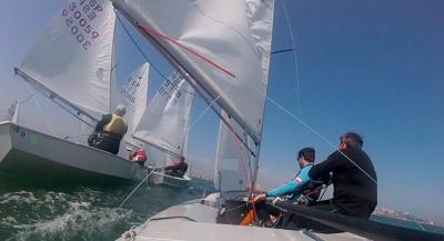 Las tripulaciones del Chiqui IV y del Amalia se repartieron las victorias en el jornada inaugural del XXII trofeo RCMS para la Clase Snipe. Las tripulaciones del Chiqui IV y del Amalia se repartieron las victorias en el jornada inaugural del XXII trofeo RCMS para la Clase Snipe.