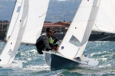 Las tripulaciones del Chiqui IV y del Mojito se reparten las victorias en la tirada de los Snipes en la bahía Santanderina- Las tripulaciones del Chiqui IV y del Mojito se reparten las victorias en la tirada de los Snipes en la bahía Santanderina-