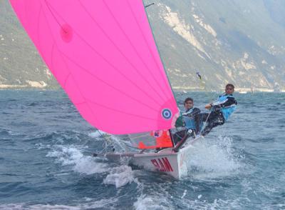 Laura y Marta Capdevila mantienen el liderato de la Eurocopa femenina tras la Asymmetric Classes Regatta