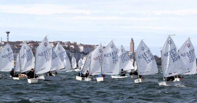 Los 150 optimist del Valmy Atlantica buscan plaza para el nacional de Santander Los 150 optimist del Valmy Atlantica buscan plaza para el nacional de Santander