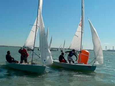 Los almerienses Alejandre y Martín Lagos levantan la Copa de Andalucía de Snipe en la bahía de Cádiz Los almerienses Alejandre y Martín Lagos levantan la Copa de Andalucía de Snipe en la bahía de Cádiz