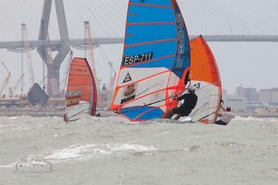 Los aspirantes a los títulos nacionales de Windsurf y Catamarán vuelan en la penúltima jornada Los aspirantes a los títulos nacionales de Windsurf y Catamarán vuelan en la penúltima jornada