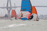 Los aspirantes a los títulos nacionales de Windsurf y Catamarán vuelan en la penúltima jornada