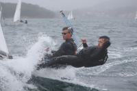 Los campeones de España Konitzer y Rodríguez dan primero en el Europeo júnior de 420, marcado por la lluvia en la Ría de Arousa