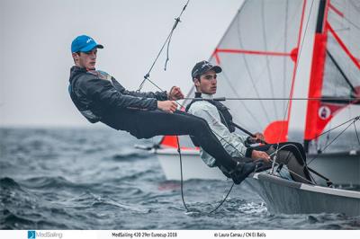 Los franceses Revil y Guevel dan un golpe de efecto y monopolizan la segunda jornada de la Medsailing en 29er