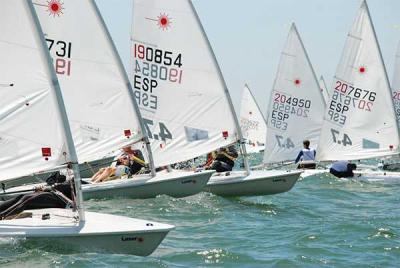 Los gaditanos Manuel Ollero y Alba Sierra levantan las copas de Andalucía de Láser 4.7 en la playa de Ayamonte Los gaditanos Manuel Ollero y Alba Sierra levantan las copas de Andalucía de Láser 4.7 en la playa de Ayamonte