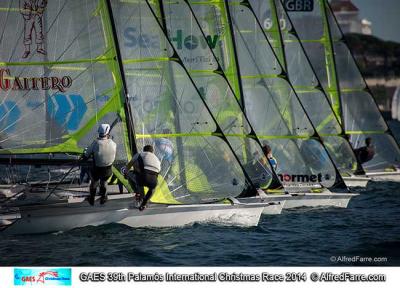 Los hermanos Alonso en 49er y Mònica Azón en Laser R Femenino líderes de la GAES Christmas Race