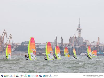 Los holandeses Kiran Badloe y Lilian De Geus aguantan el top tras el segundo asalto en la bahía gaditana Los holandeses Kiran Badloe y Lilian De Geus aguantan el top tras el segundo asalto en la bahía gaditana