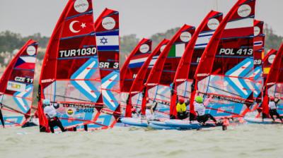 Los iQFoil Games Cádiz 2025 mantienen la acción con una intensa jornada de slalom