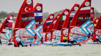 Los iQFoil Games Cádiz 2025 mantienen la acción con una intensa jornada de slalom
