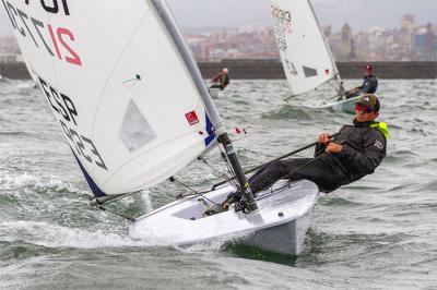 Los jóvenes regatistas desafían al frío en el Abra en el Trofeo Erecacho-Decathlon Los jóvenes regatistas desafían al frío en el Abra en el Trofeo Erecacho-Decathlon
