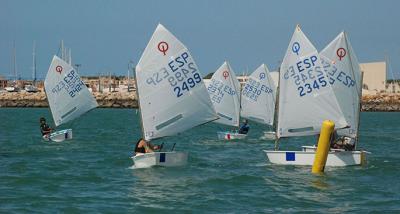 Los sevillanos Alejandro Arauz y Susana Ridao y los gaditanos Manuel Álvarez-Dardet y Lucía Páez, se adjudican los triunfos del Campeonato provincial de Optimist. Los sevillanos Alejandro Arauz y Susana Ridao y los gaditanos Manuel Álvarez-Dardet y Lucía Páez, se adjudican los triunfos del Campeonato provincial de Optimist.